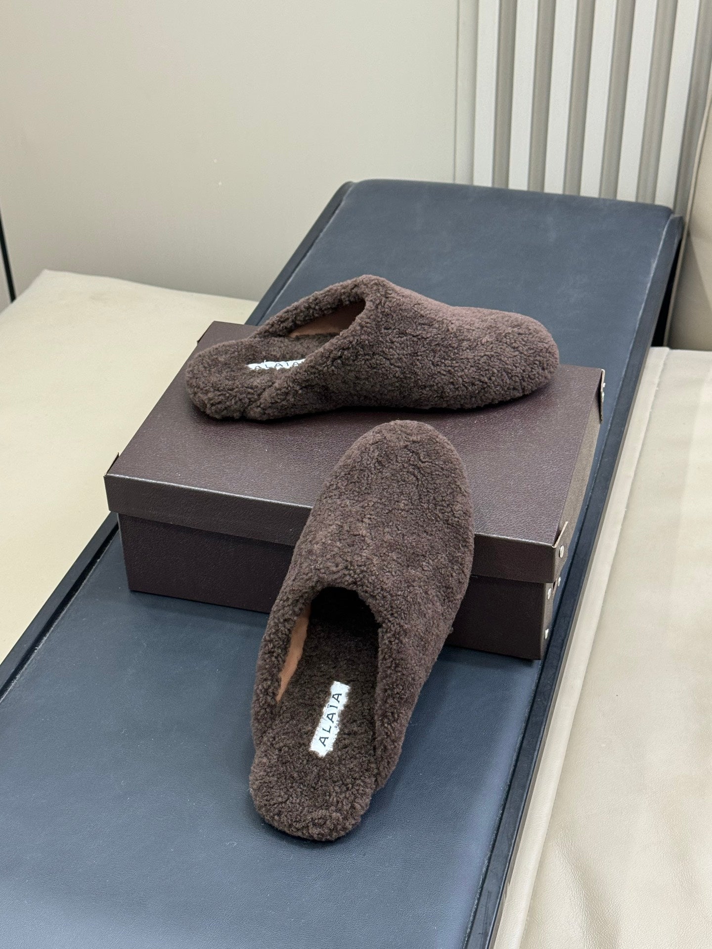 ALAIA 25S SHEARLING COZY SLIPPERS IN DARK BROWN - 35