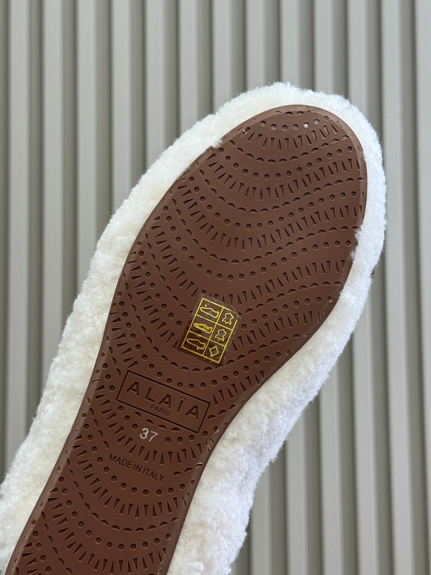 ALAIA 25S SHEARLING COZY SLIPPERS IN WHITE - 35