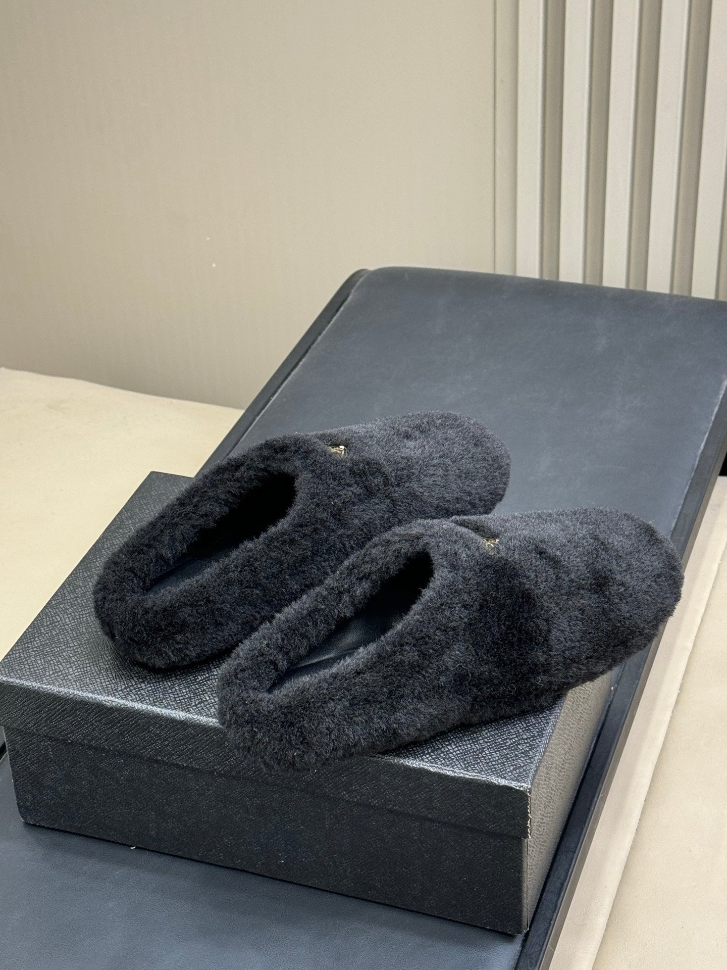PRADA 25S CLOGS IN BLACK SHEARLING - 35