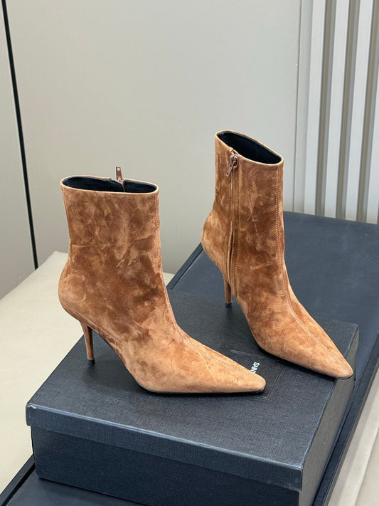 YSL 26S ЧОБОТИ НА ПІДБОРАХ НА БЛИСКАВЦІ ЗІ СВІТЛО-КОРИЧНЕВОЇ ЗАМШІ