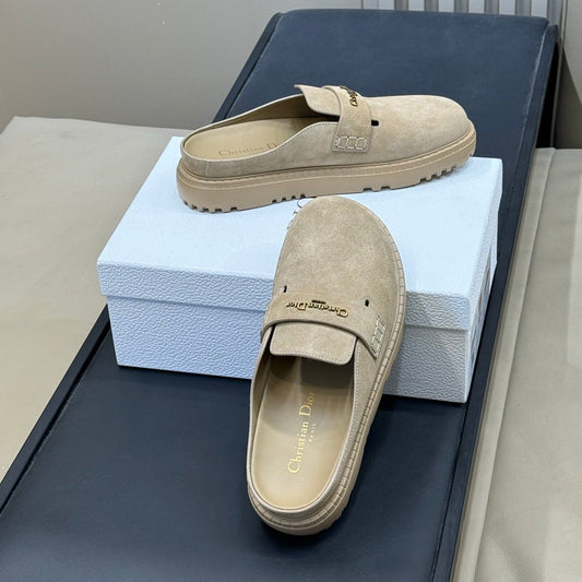 DIOR 26S МУЛИ BOY З ТЕМНО-БЕЖЕВОЇ ЗАМШІ З ФУРНІТУРОЮ ЗІ ЗОЛОТА