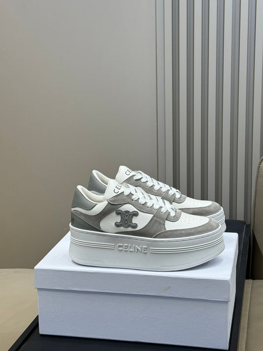 КРОСІВКИ-ТАПШІ НА ТАНКЕТЦІ CELINE 26S З БІЛОЇ ТЕЛЯЧОЇ ШКІРИ ТА СІРОЇ ЗАМШІ