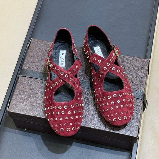 ALAIA 26S БОСОНІЖКИ ІЗ ПЕРЕХРЕСНИМИ РЕМІНЦЯМИ З ТЕМНО-ЧЕРВОНОЇ ЗАМШІ ЗІ СРІБНОЮ ФУРНІТУРОЮ