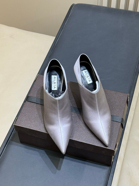 ALAIA 26S ПРОЗОРІ ТУФЛІ НА ВИСОКИХ ПІДБОРАХ З АТЛАСУ КОЛЬОРУ ЛАВАНДОВО-СІРОГО ВІДТІНКУ