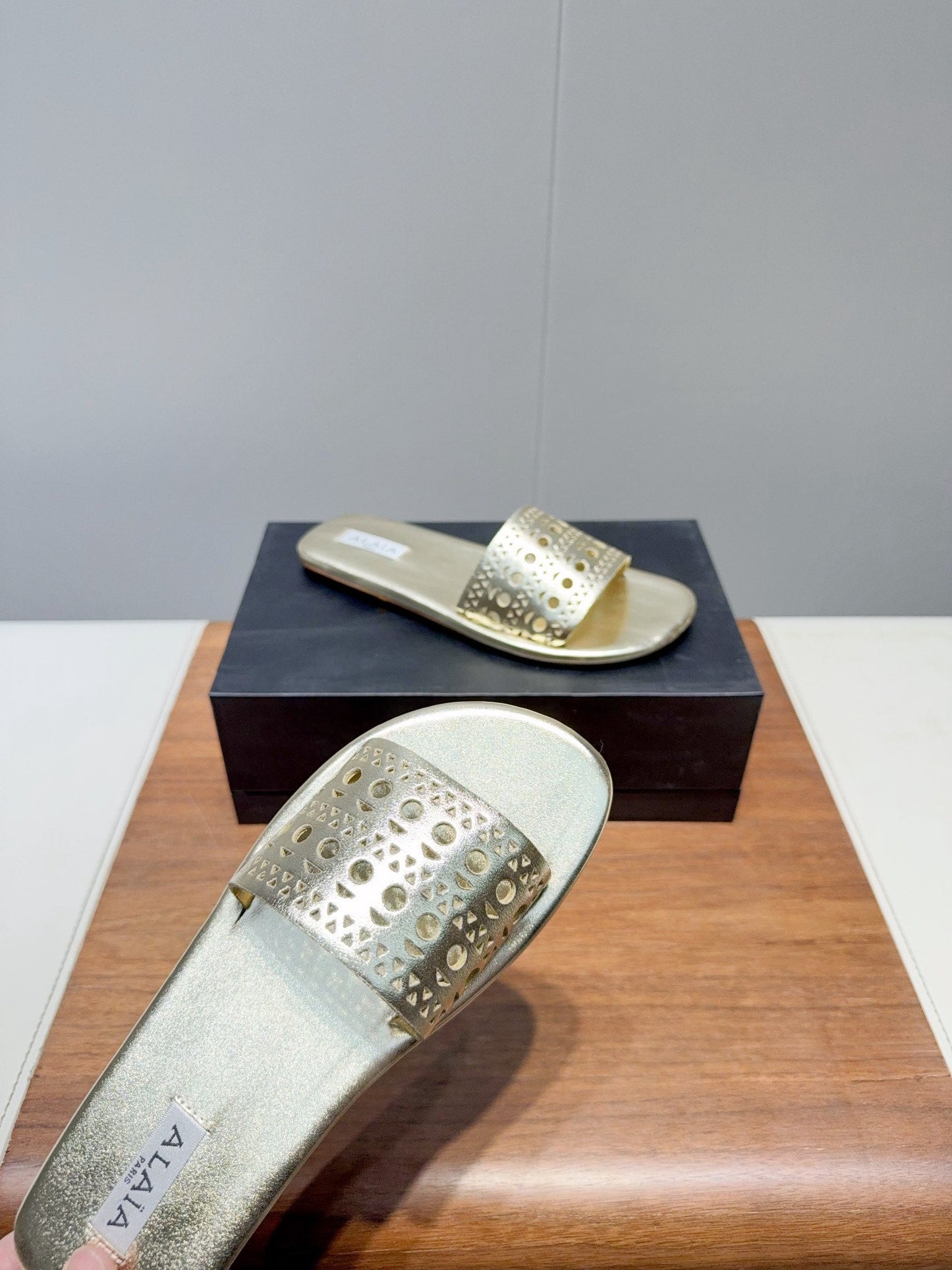 ALAIA FLAT SANDALS WITH PERFORATED STRAPS 25S IN GOLD LAMBSKIN - 35