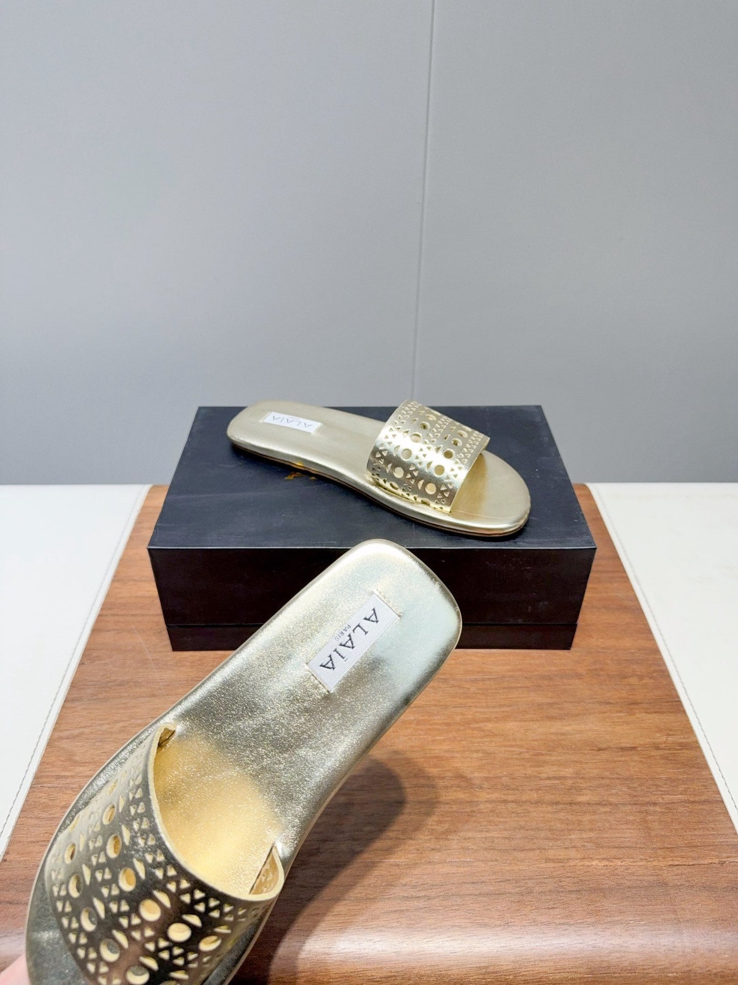 ALAIA FLAT SANDALS WITH PERFORATED STRAPS 25S IN GOLD LAMBSKIN - 35