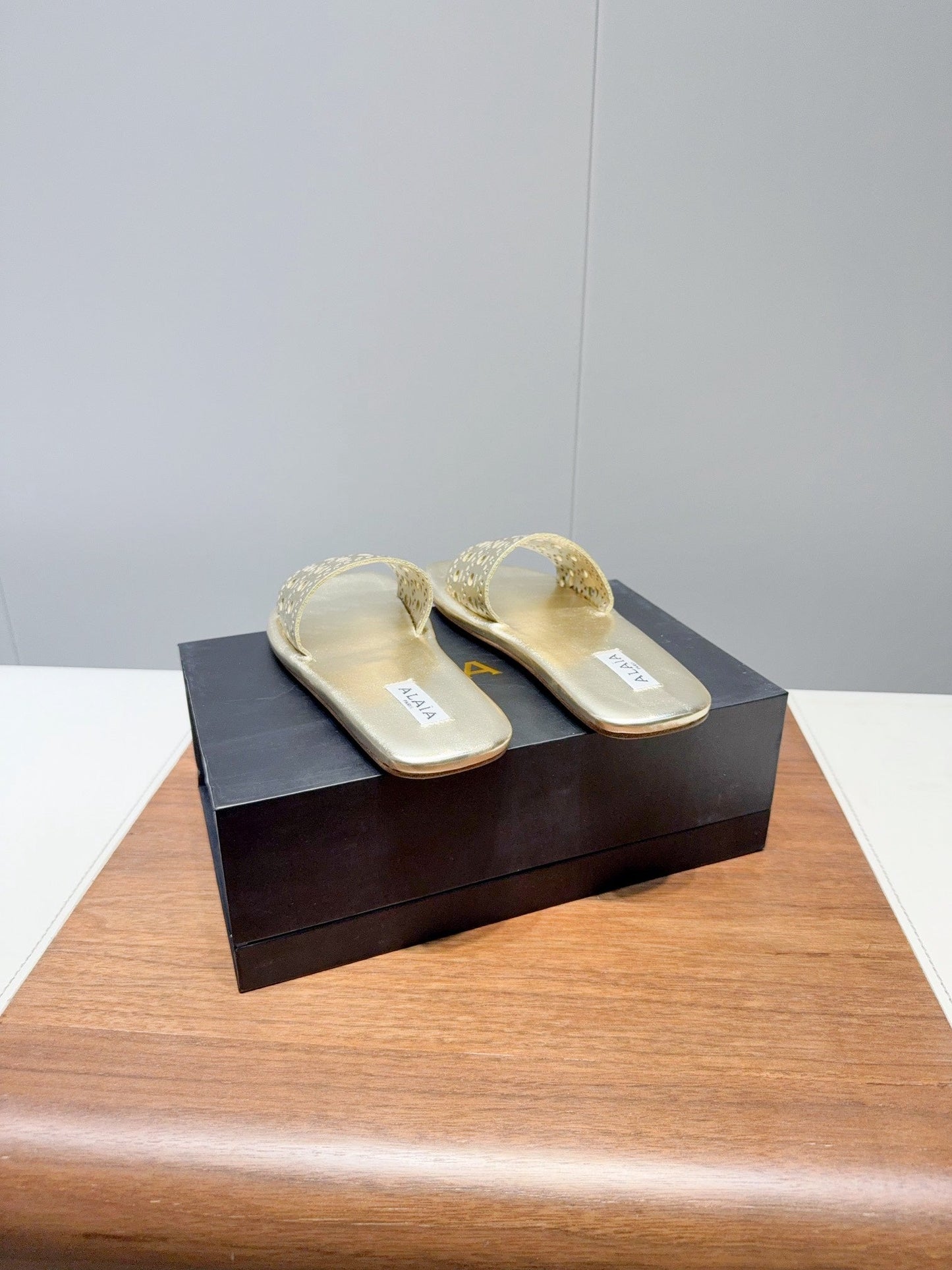 ALAIA FLAT SANDALS WITH PERFORATED STRAPS 25S IN GOLD LAMBSKIN - 35