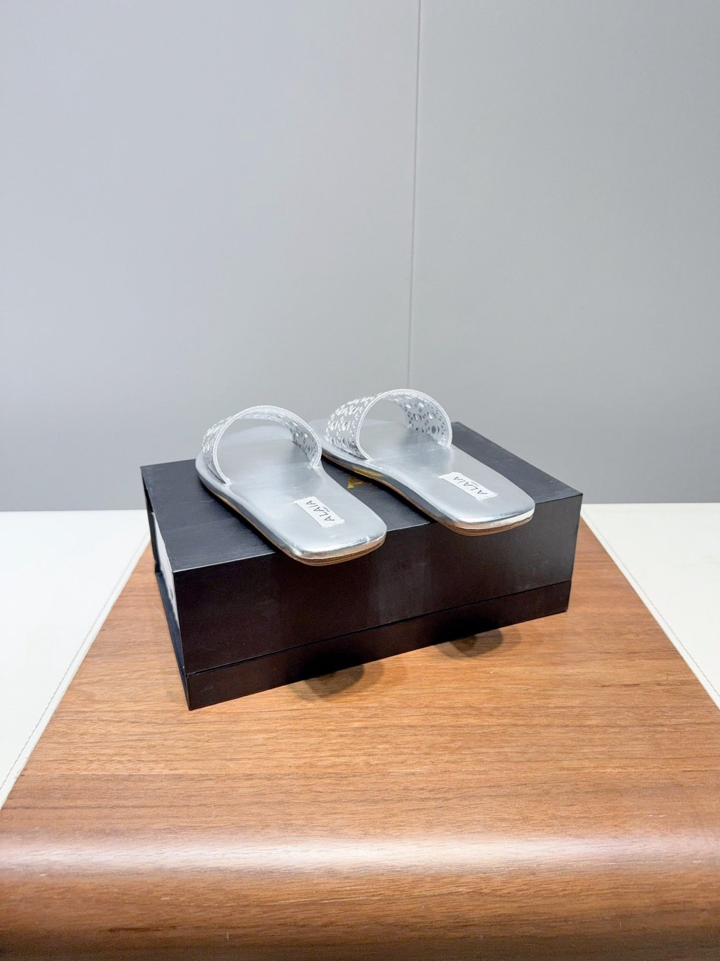 ALAIA FLAT SANDALS WITH PERFORATED STRAPS 25S IN SILVER LAMBSKIN - 35