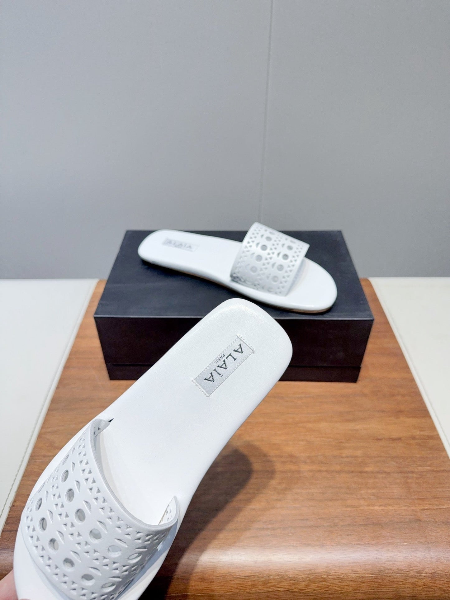 ALAIA FLAT SANDALS WITH PERFORATED STRAPS 25S IN WHITE LAMBSKIN - 35