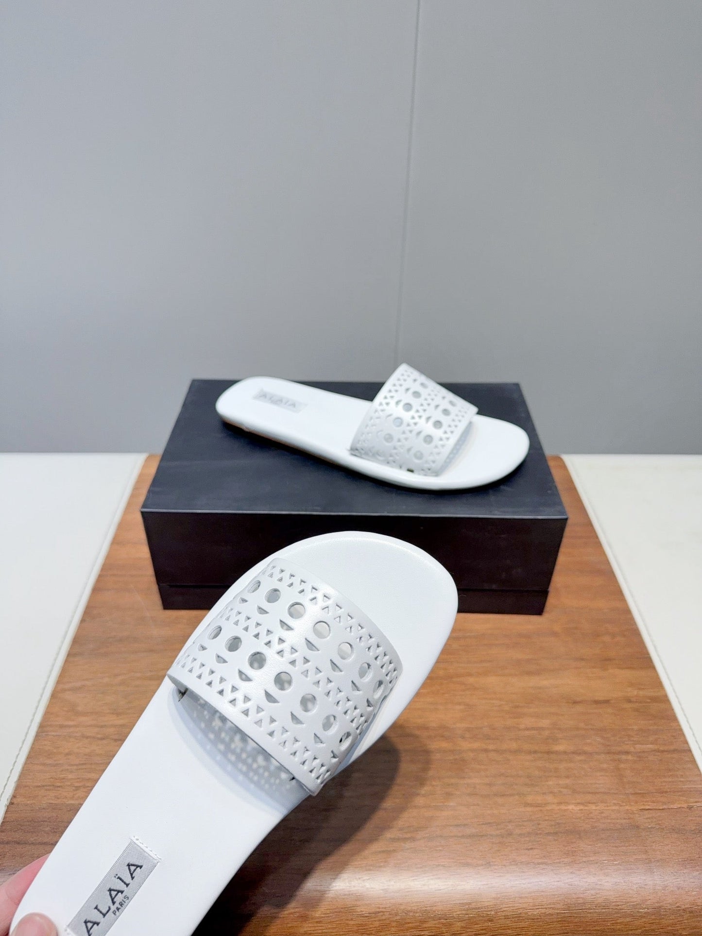 ALAIA FLAT SANDALS WITH PERFORATED STRAPS 25S IN WHITE LAMBSKIN - 35