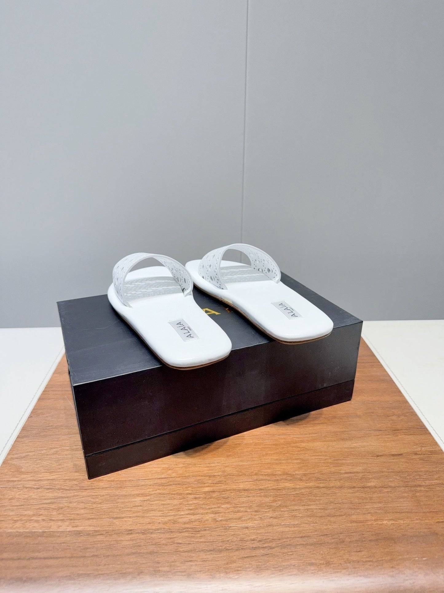 ALAIA FLAT SANDALS WITH PERFORATED STRAPS 25S IN WHITE LAMBSKIN - 35