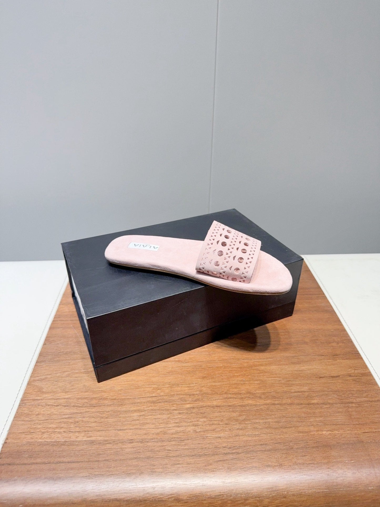 ALAIA FLAT SANDALS WITH PERFORATED STRAPS 25S IN LIGHT PINK SUEDE - 35