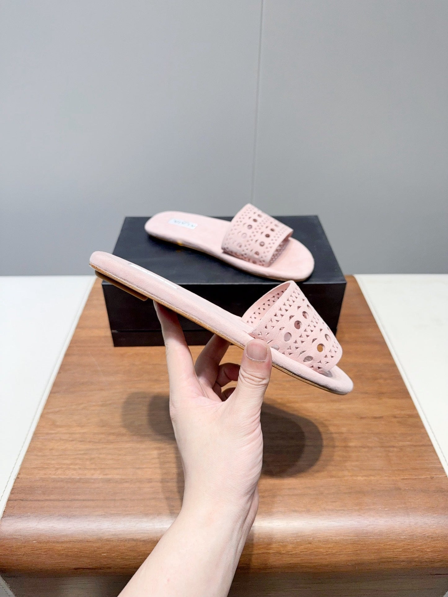 ALAIA FLAT SANDALS WITH PERFORATED STRAPS 25S IN LIGHT PINK SUEDE - 35