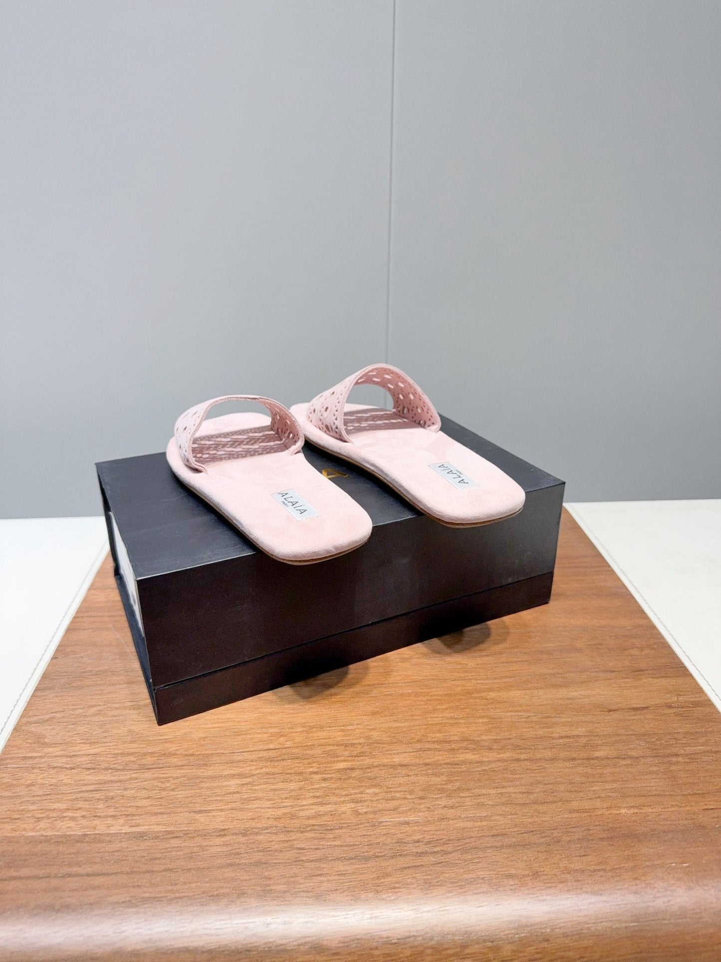 ALAIA FLAT SANDALS WITH PERFORATED STRAPS 25S IN LIGHT PINK SUEDE - 35