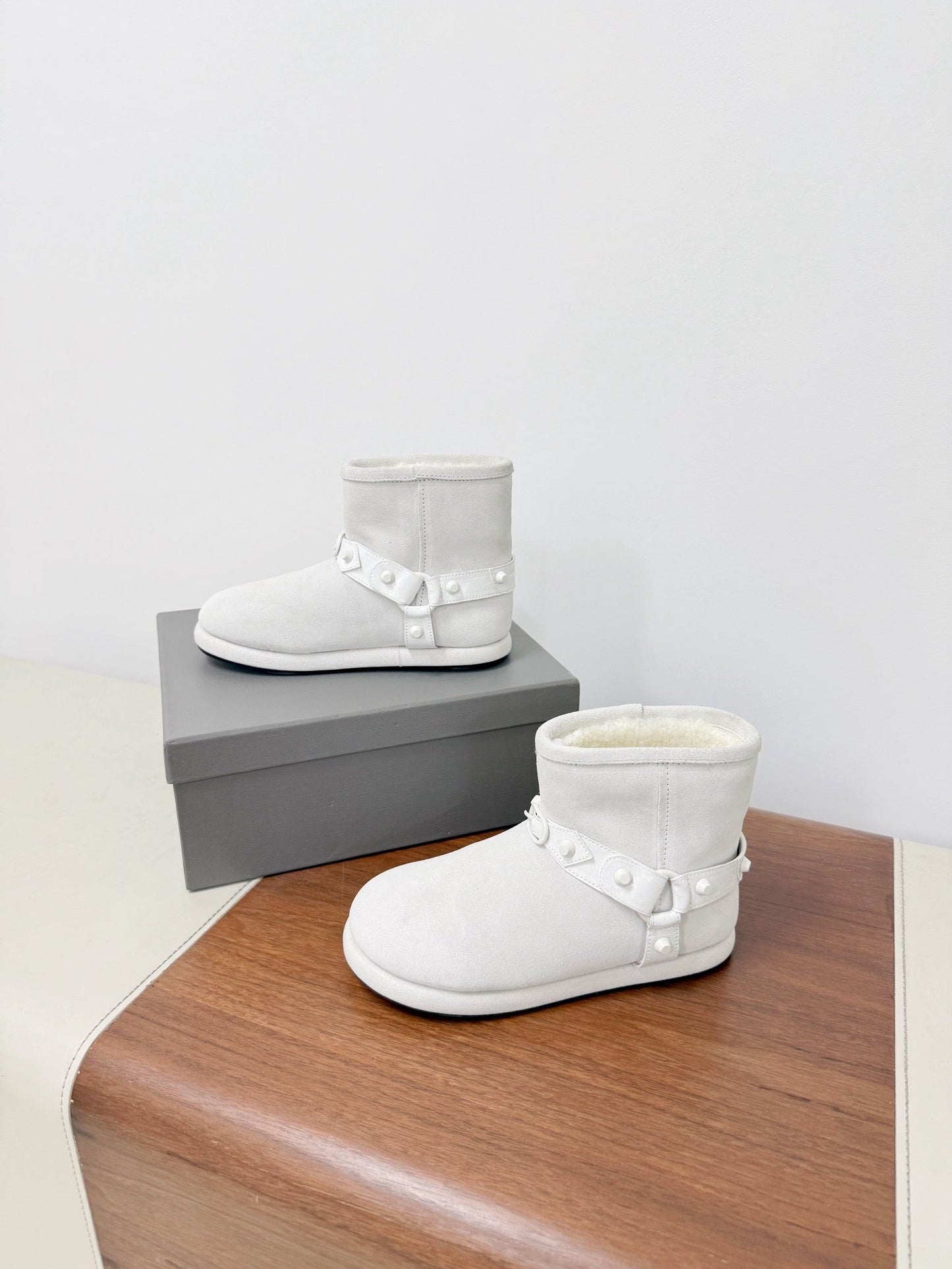 BALENCIAGA 25S ALASKA ANKLE BOOTS IN WHITE SUEDE AND LAMBSKIN - 35