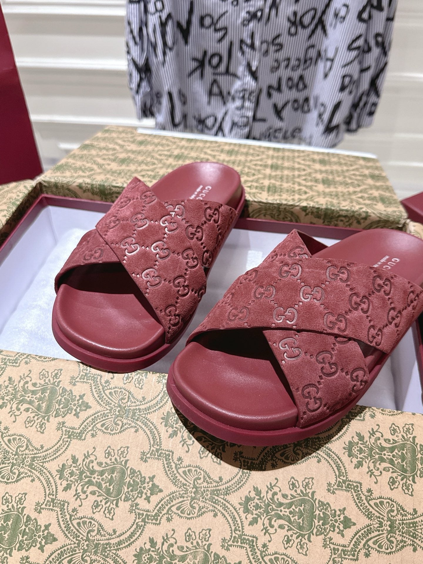 GG SLIDES IN RED SUEDE WITH EMBOSSED LOGO STYLE 9 - 36