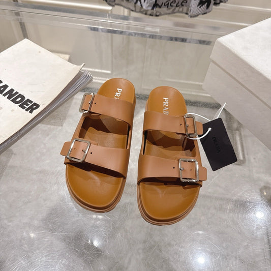 PRADA 26S САНДАЛІ-ШЛЬОПАНЦІ З ТЕЛЯЧОЇ ШКІРИ КОЛЬОРУ КАРАМЕЛІ ЗІ СРІБНОЮ ФУРНІТУРОЮ