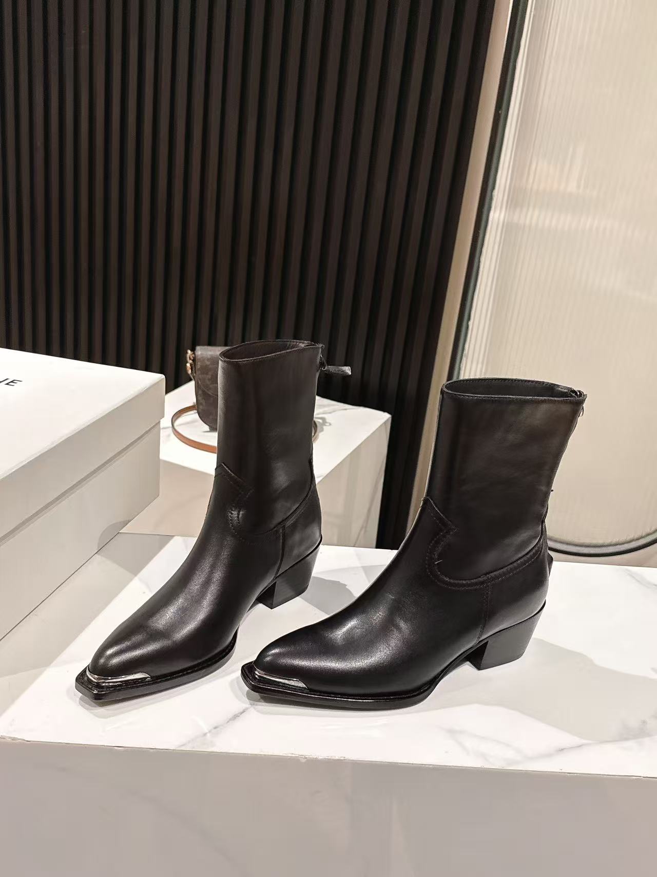 CELINE 25S CHELSEA BOOTS CLASSIC 45MM IN BLACK CALFSKIN - 35