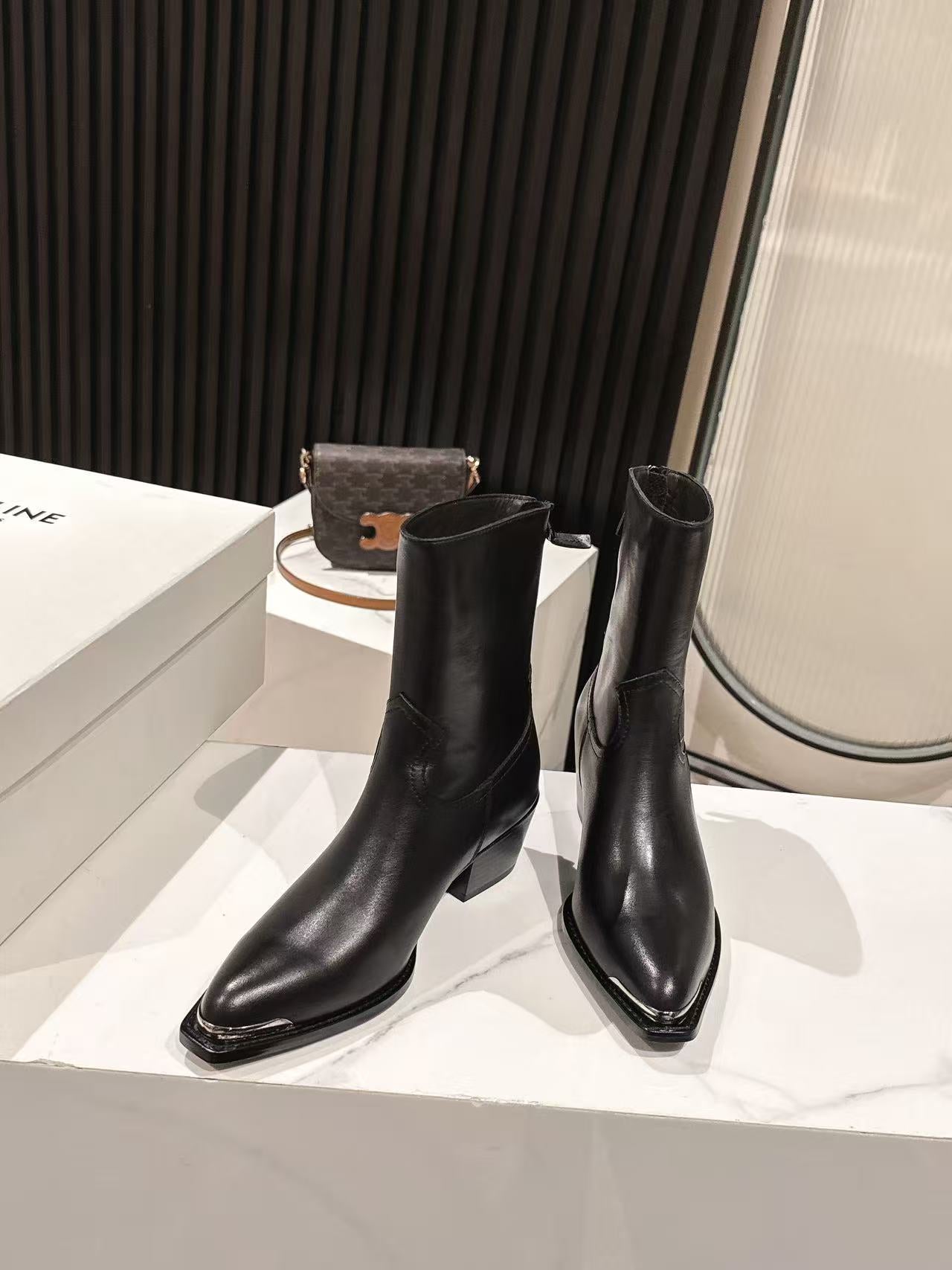 CELINE 25S CHELSEA BOOTS CLASSIC 45MM IN BLACK CALFSKIN - 35