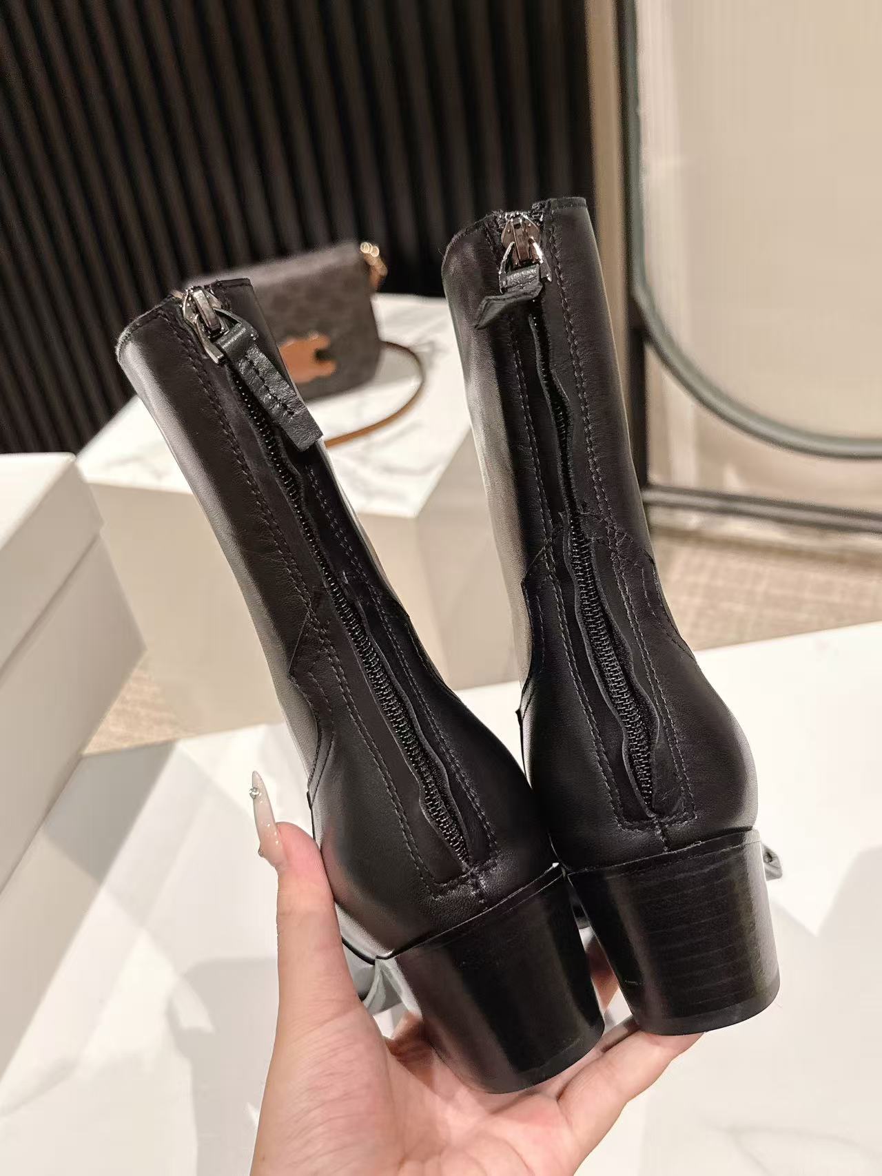CELINE 25S CHELSEA BOOTS CLASSIC 45MM IN BLACK CALFSKIN - 35