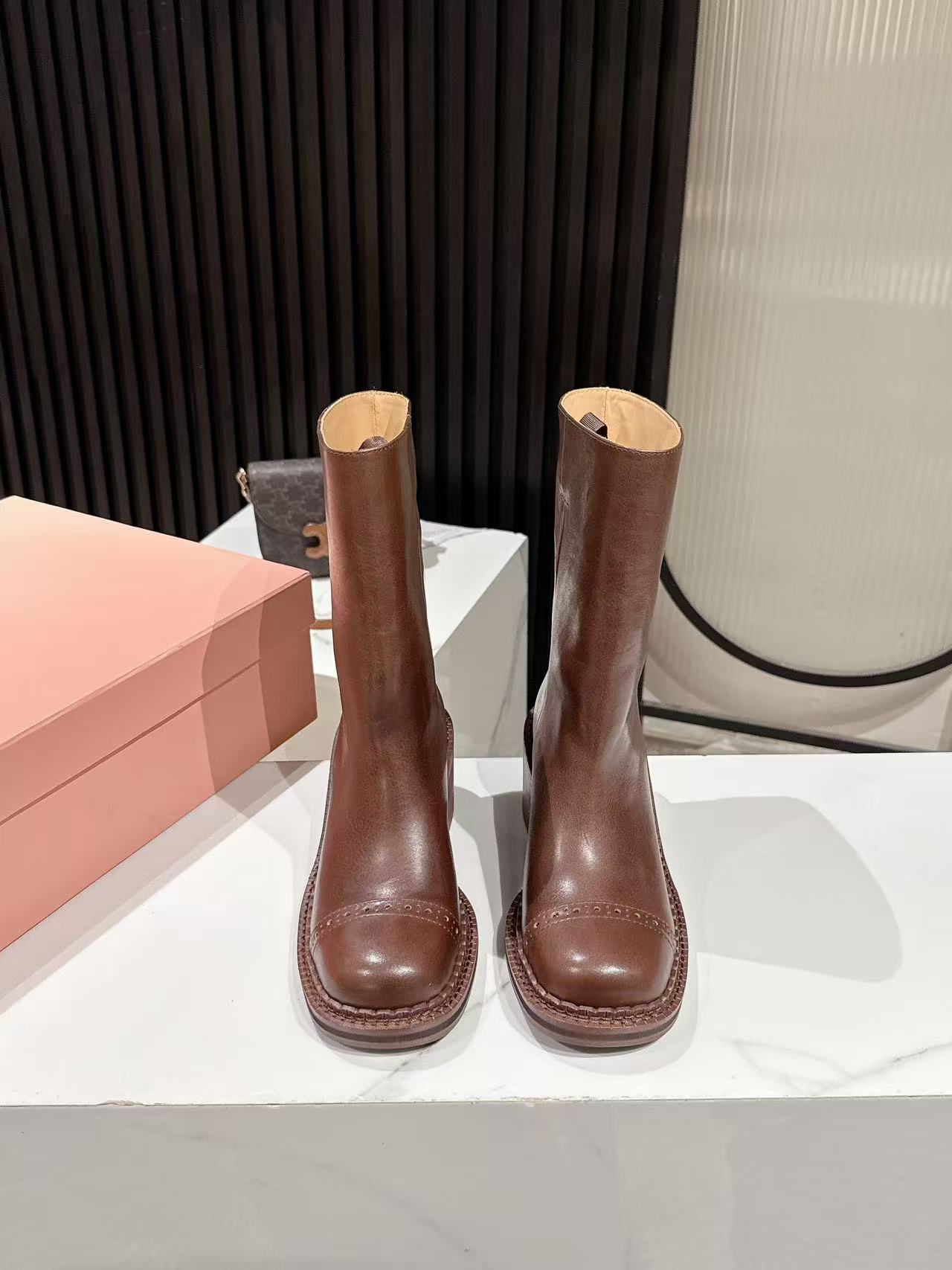 ЧОБОТИ MIUMIU 26S НА ВИСОКИХ ПІДБОРАХ-ПЛАТФОРМІ 50 ММ З КОРИЧНЕВОЇ ГЛЯНЦЕВОЇ ТЕЛЯЧОЇ ШКІРИ