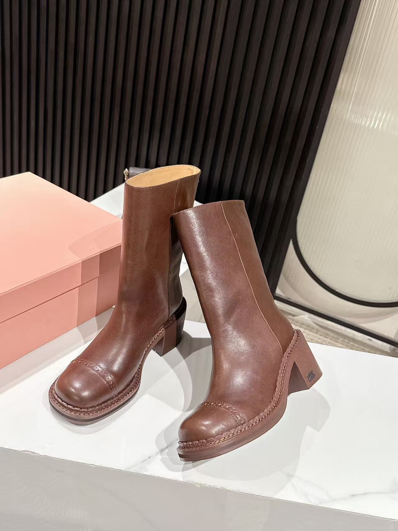 ЧОБОТИ MIUMIU 26S НА ВИСОКИХ ПІДБОРАХ-ПЛАТФОРМІ 50 ММ З КОРИЧНЕВОЇ ГЛЯНЦЕВОЇ ТЕЛЯЧОЇ ШКІРИ