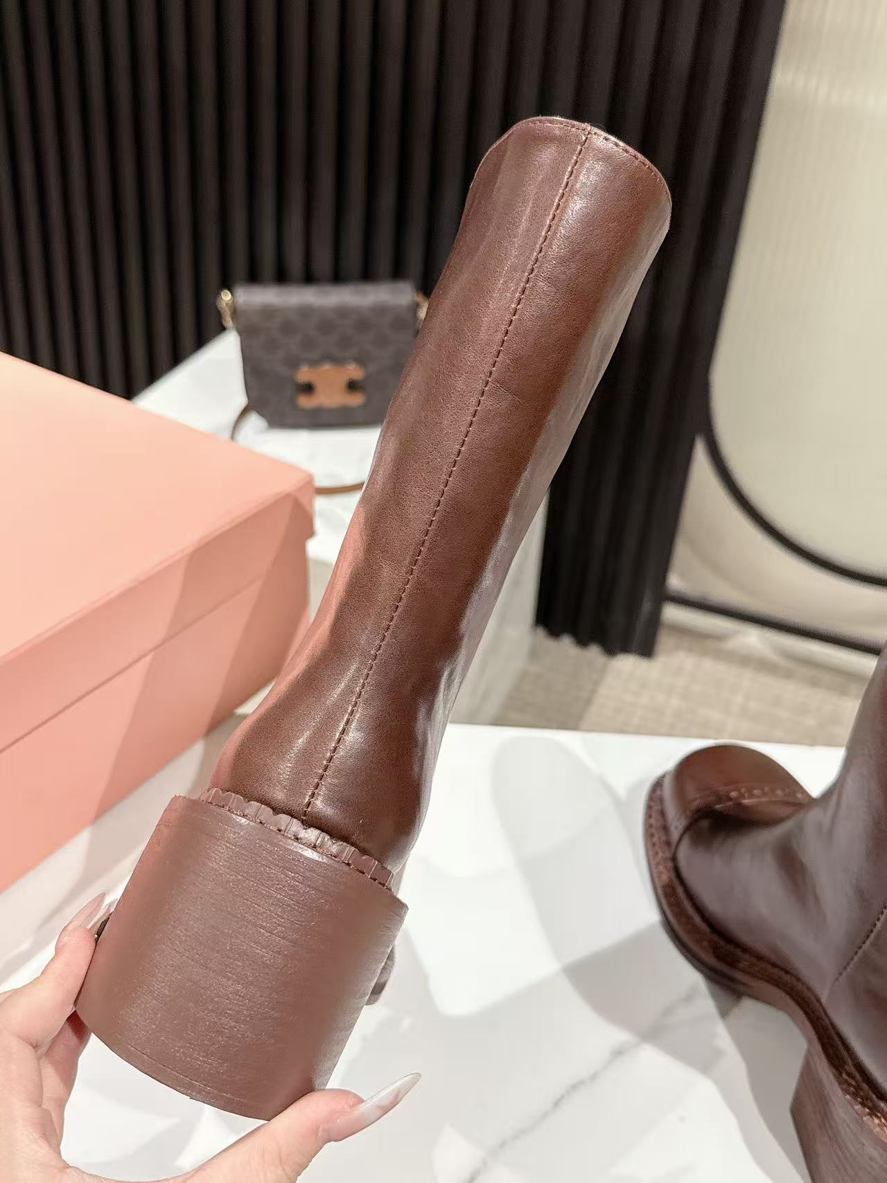 ЧОБОТИ MIUMIU 26S НА ВИСОКИХ ПІДБОРАХ-ПЛАТФОРМІ 50 ММ З КОРИЧНЕВОЇ ГЛЯНЦЕВОЇ ТЕЛЯЧОЇ ШКІРИ