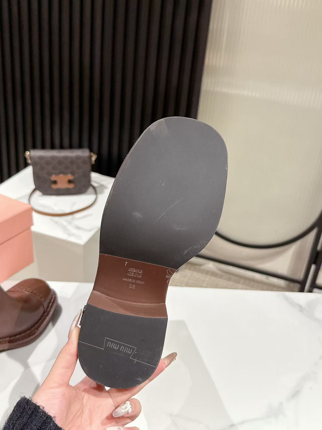 ЧОБОТИ MIUMIU 26S НА ВИСОКИХ ПІДБОРАХ-ПЛАТФОРМІ 50 ММ З КОРИЧНЕВОЇ ГЛЯНЦЕВОЇ ТЕЛЯЧОЇ ШКІРИ