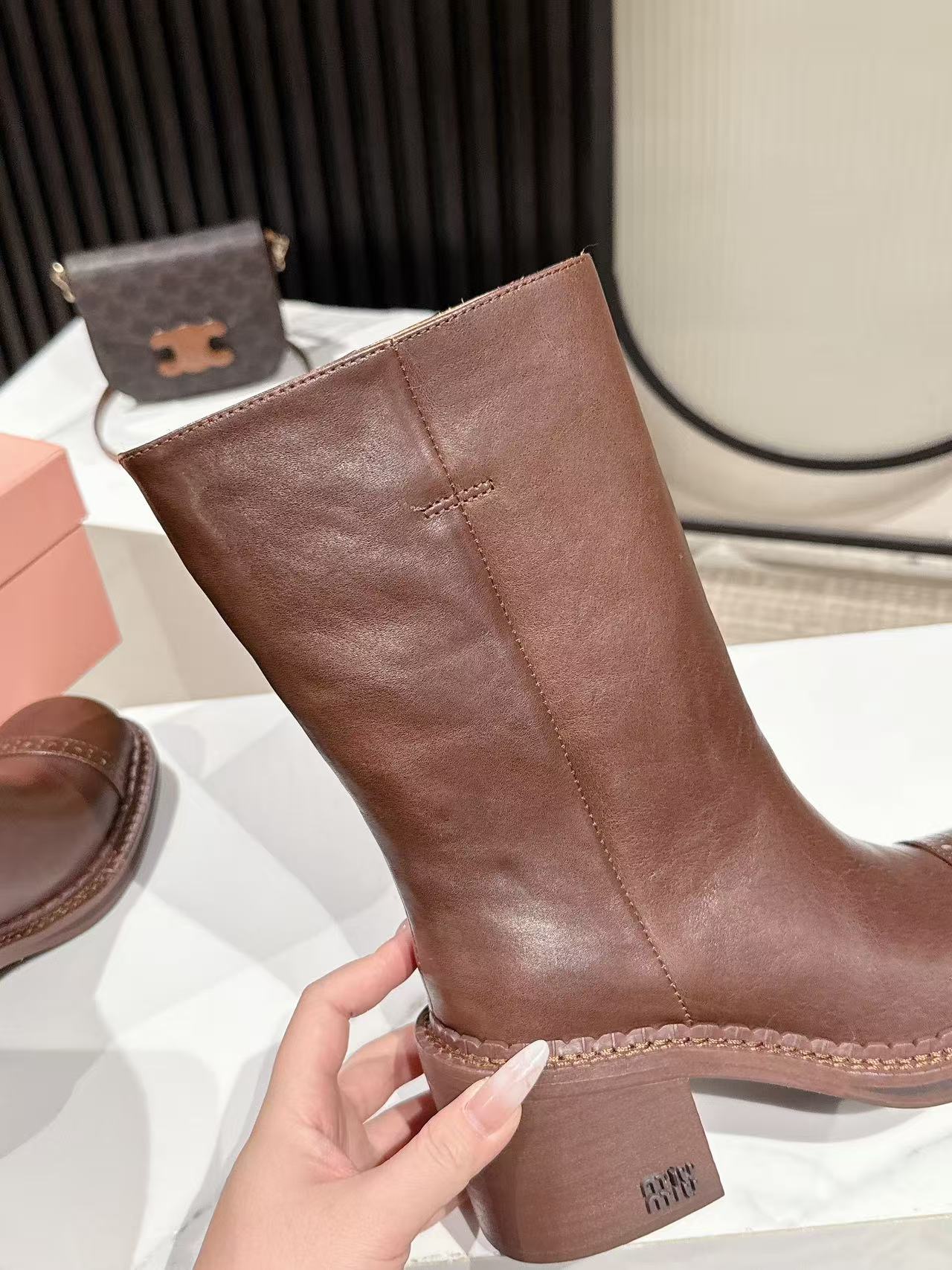 ЧОБОТИ MIUMIU 26S НА ВИСОКИХ ПІДБОРАХ-ПЛАТФОРМІ 50 ММ З КОРИЧНЕВОЇ ГЛЯНЦЕВОЇ ТЕЛЯЧОЇ ШКІРИ