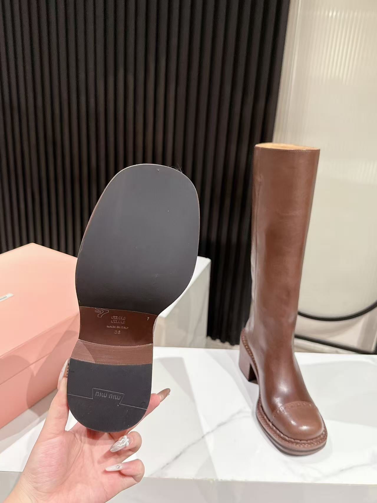 ЧОБОТИ MIUMIU 26S ВИСОКІ ДО ЩИКОЛОТКИ 50 ММ З КОРИЧНЕВОЇ БЛИСКУЧОЇ ТЕЛЯЧОЇ ШКІРИ