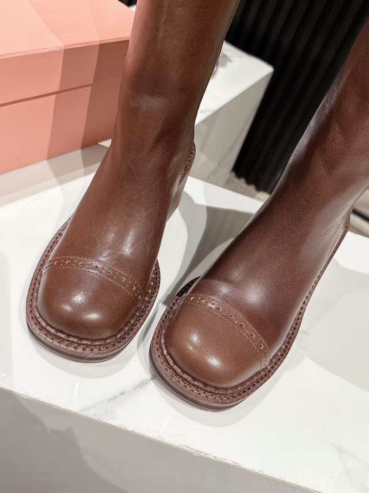 ЧОБОТИ MIUMIU 26S ВИСОКІ ДО ЩИКОЛОТКИ 50 ММ З КОРИЧНЕВОЇ БЛИСКУЧОЇ ТЕЛЯЧОЇ ШКІРИ