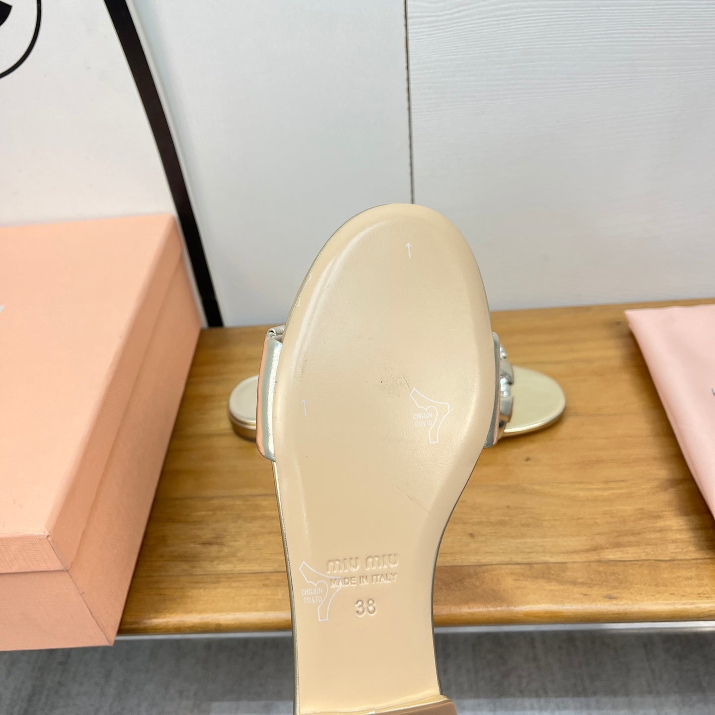 FLAT SLIDE IN LIGHT GOLD CALFSKIN - 35