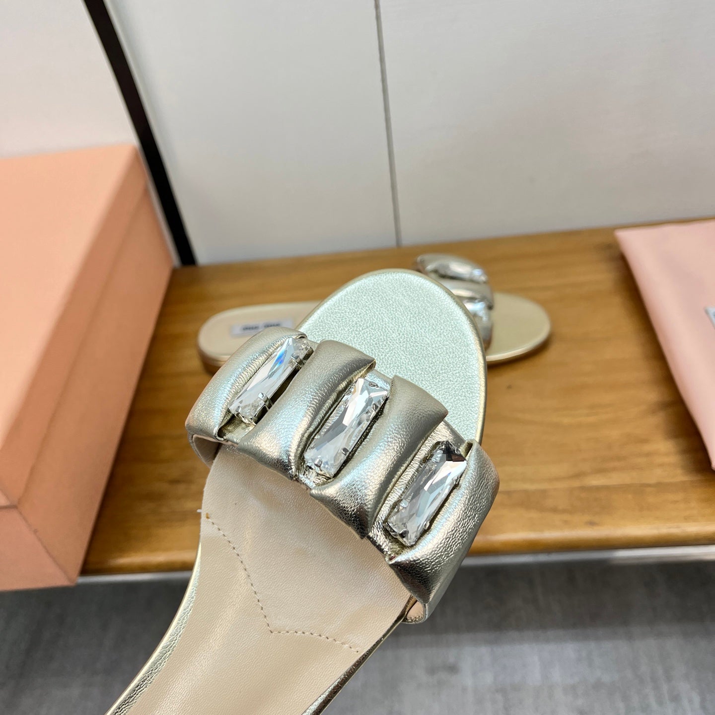 FLAT SLIDE IN LIGHT GOLD CALFSKIN - 35