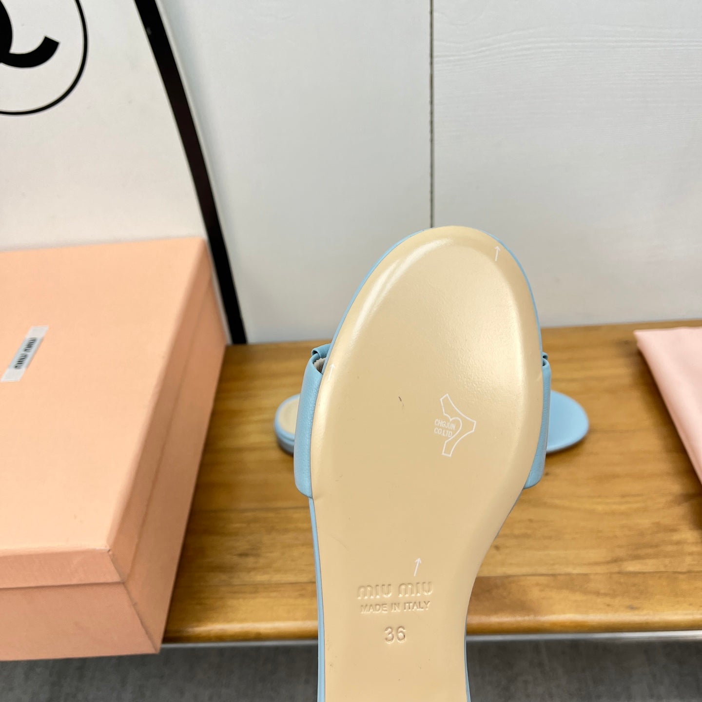 FLAT SLIDE IN LIGHT BLUE CALFSKIN - 35