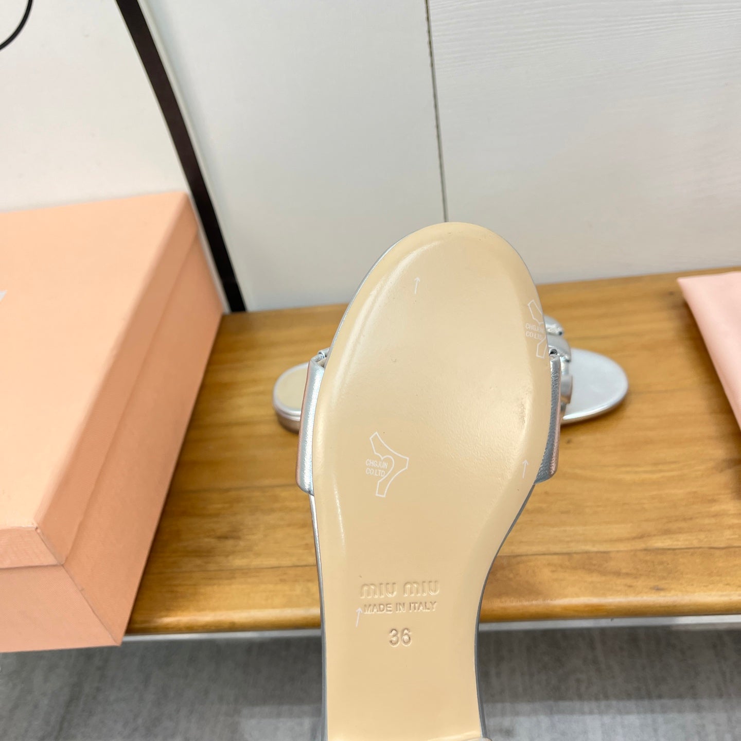 FLAT SLIDE IN SILVER CALFSKIN - 35