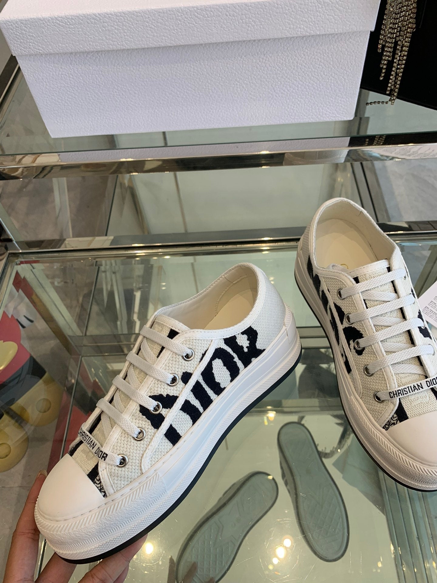 WALK'N PLATFORM SNEAKER IN WHITE AND BLACK EMBROIDERED COTTON - 35