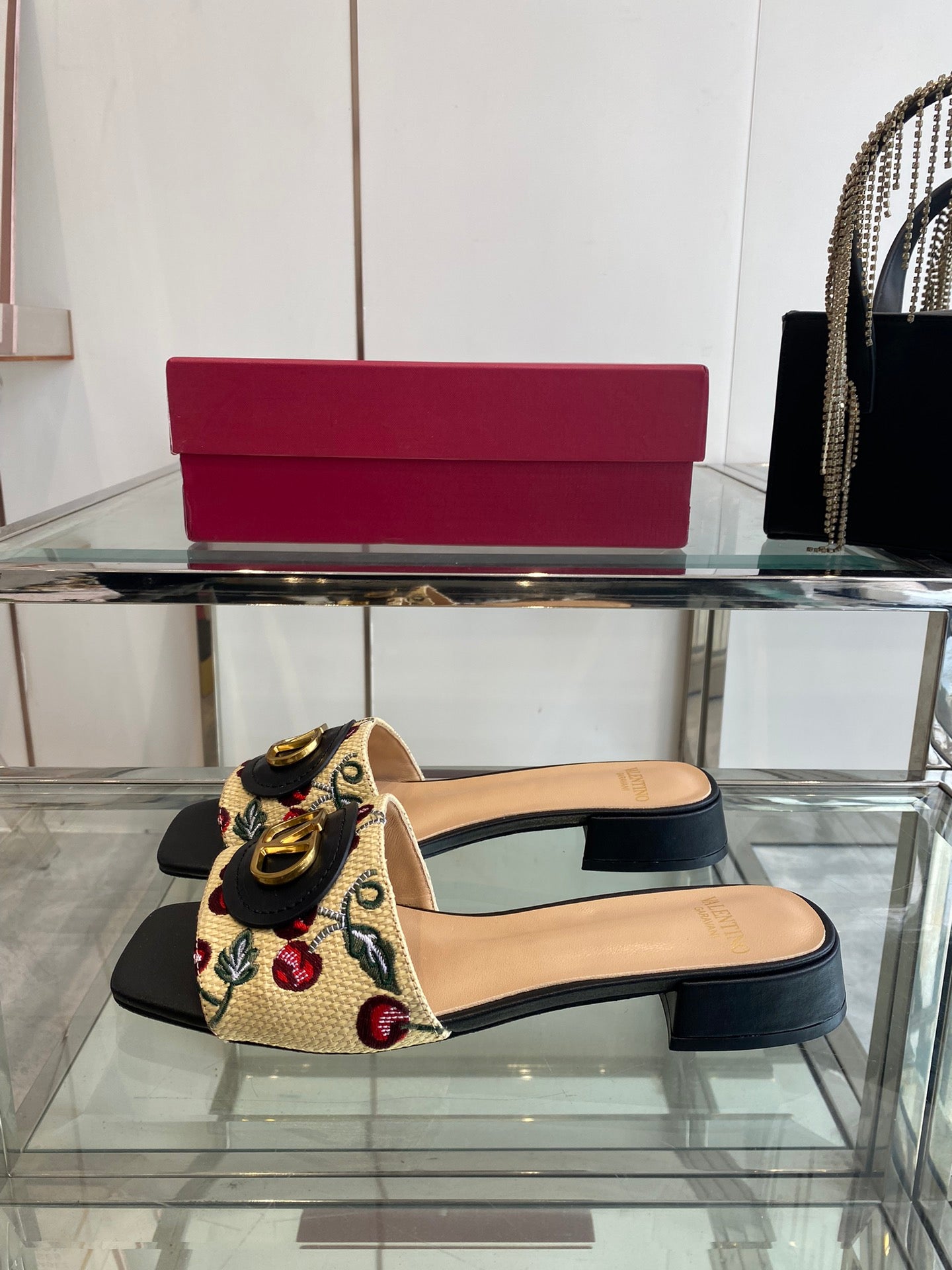 VLTN HIGH HEEL 25S 30 MM IN BEIGE FABRIC AND BLACK LAMBSKIN WITH EMBROIDERED CHERRY MOTIF - 34