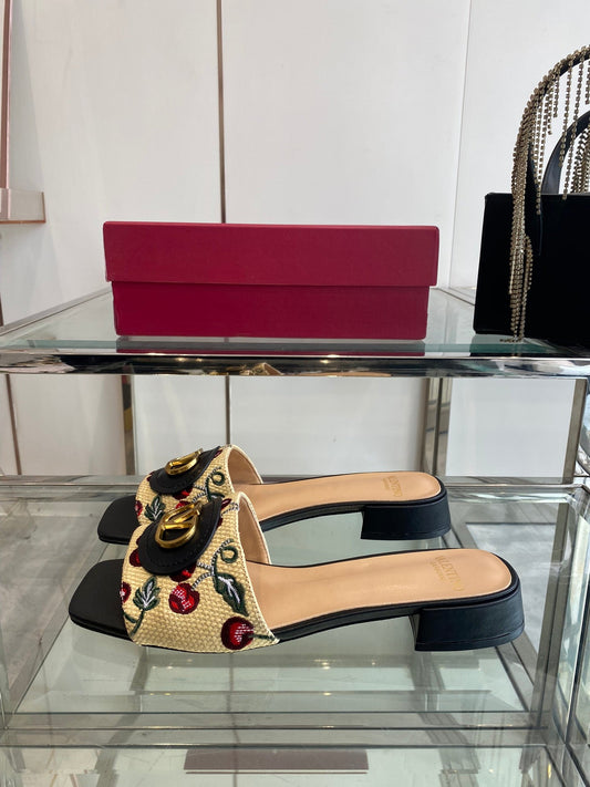 VLTN HIGH HEEL 25S 30 MM IN BEIGE FABRIC AND BLACK LAMBSKIN WITH EMBROIDERED CHERRY MOTIF - 34