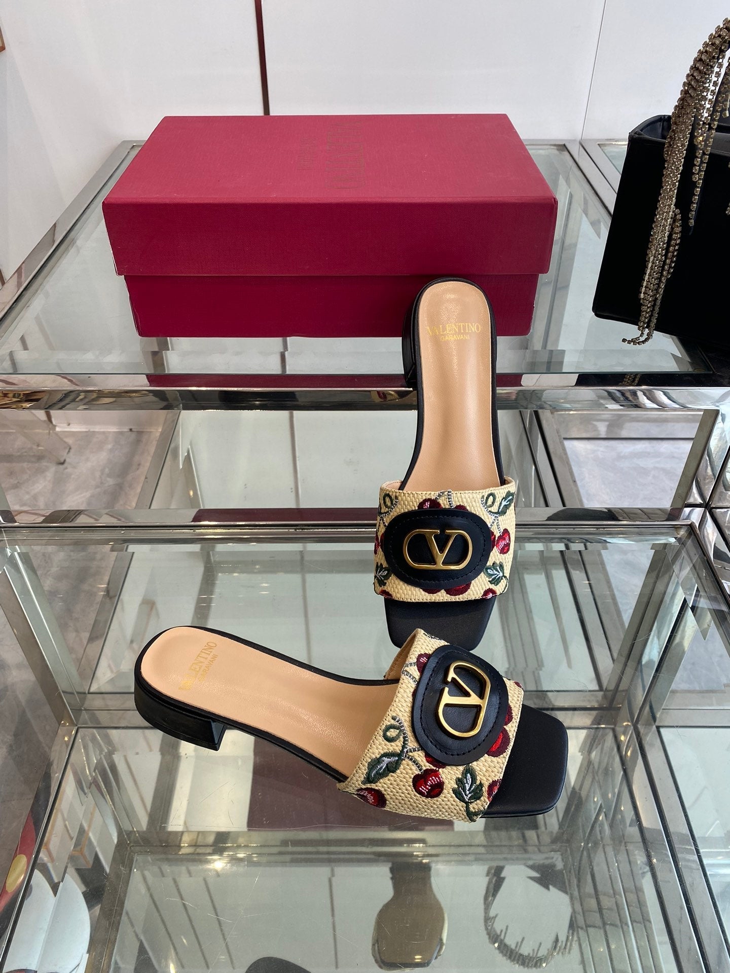 VLTN HIGH HEEL 25S 30 MM IN BEIGE FABRIC AND BLACK LAMBSKIN WITH EMBROIDERED CHERRY MOTIF - 34