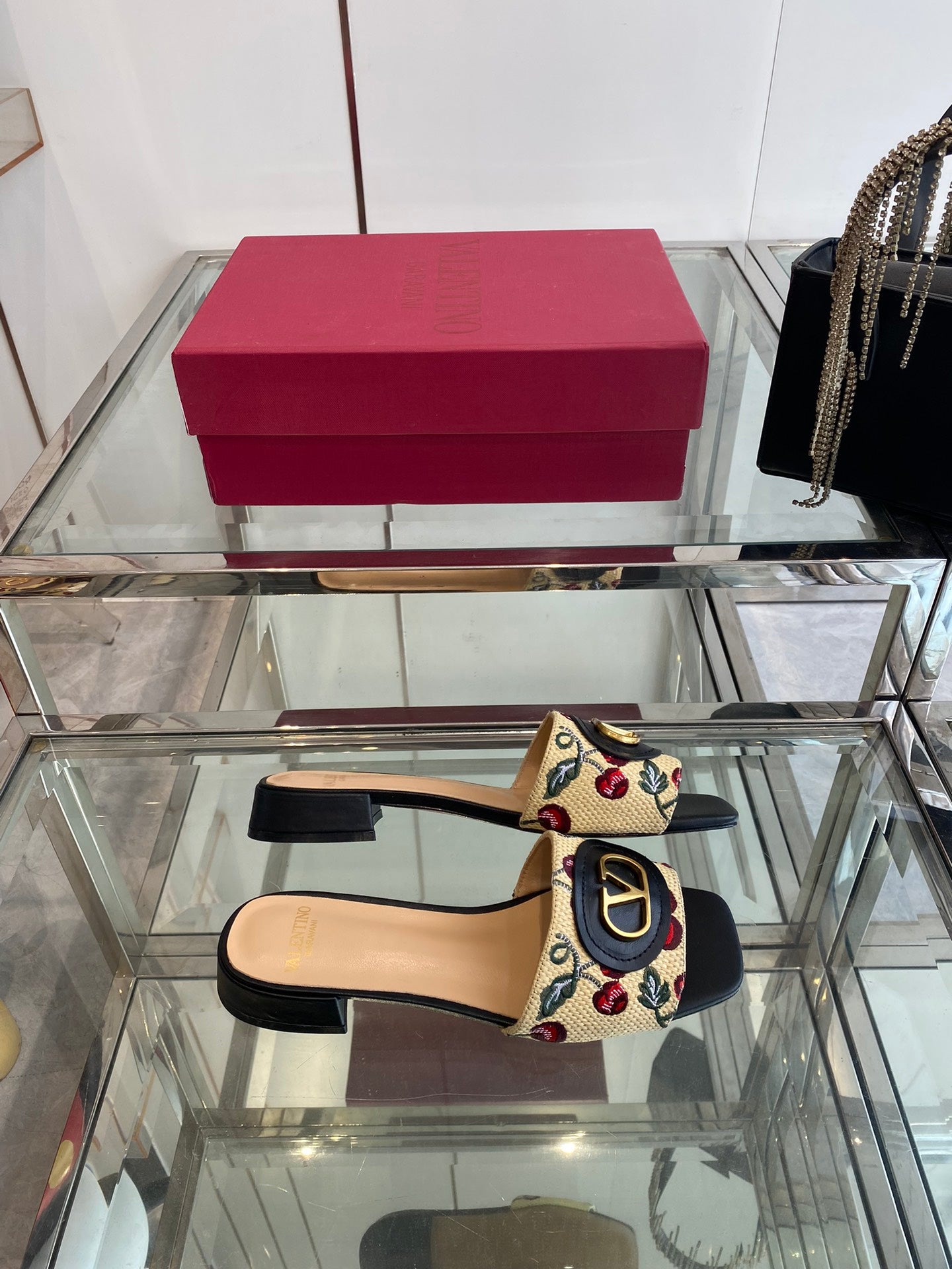 VLTN HIGH HEEL 25S 30 MM IN BEIGE FABRIC AND BLACK LAMBSKIN WITH EMBROIDERED CHERRY MOTIF - 34
