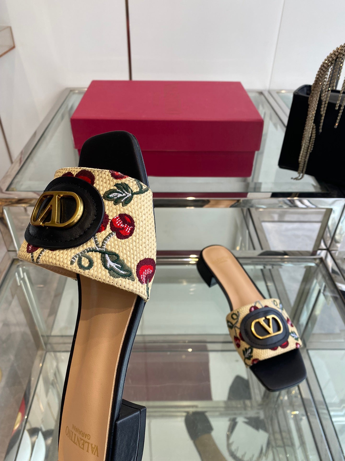 VLTN HIGH HEEL 25S 30 MM IN BEIGE FABRIC AND BLACK LAMBSKIN WITH EMBROIDERED CHERRY MOTIF - 34