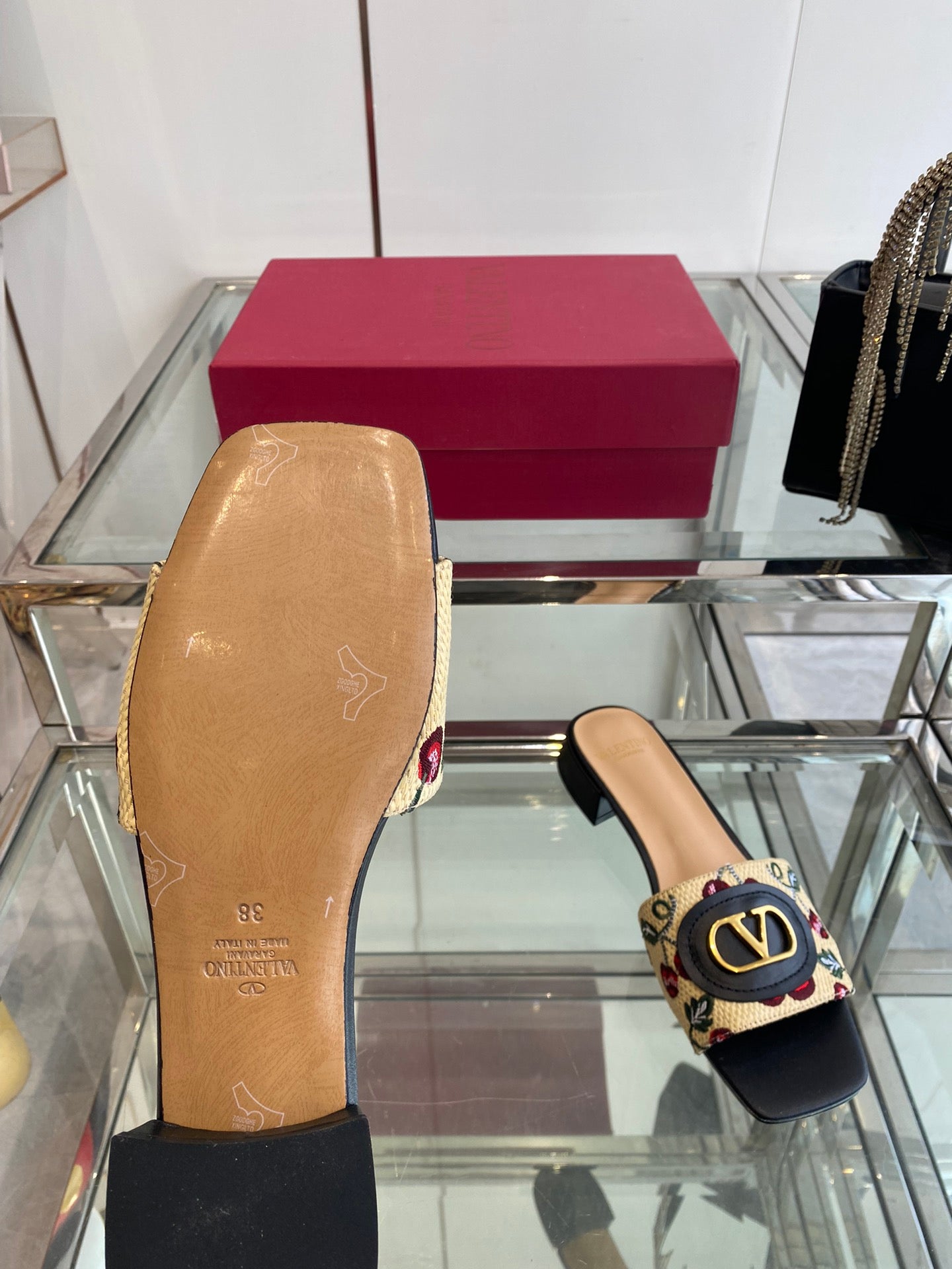 VLTN HIGH HEEL 25S 30 MM IN BEIGE FABRIC AND BLACK LAMBSKIN WITH EMBROIDERED CHERRY MOTIF - 34