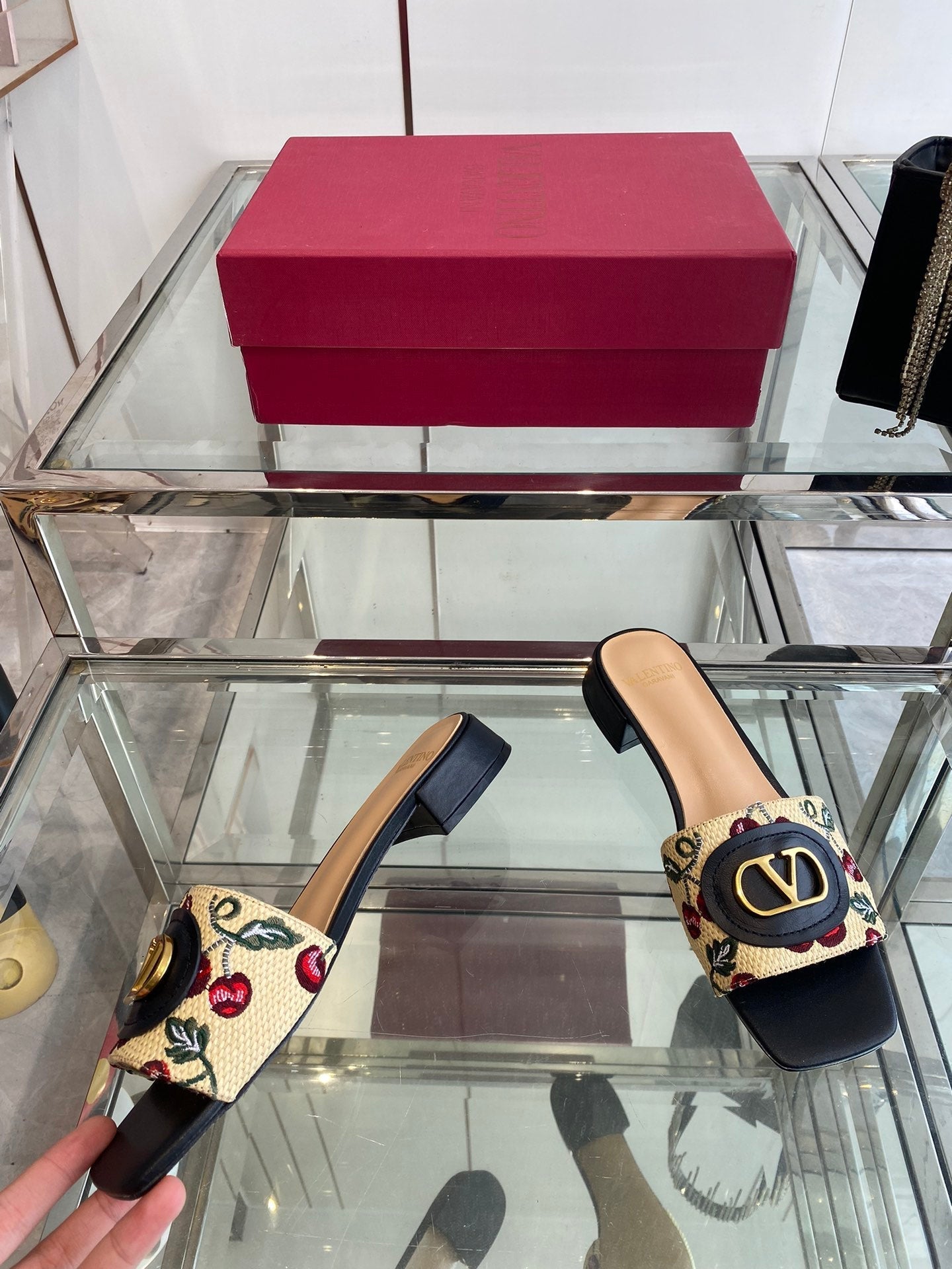 VLTN HIGH HEEL 25S 30 MM IN BEIGE FABRIC AND BLACK LAMBSKIN WITH EMBROIDERED CHERRY MOTIF - 34