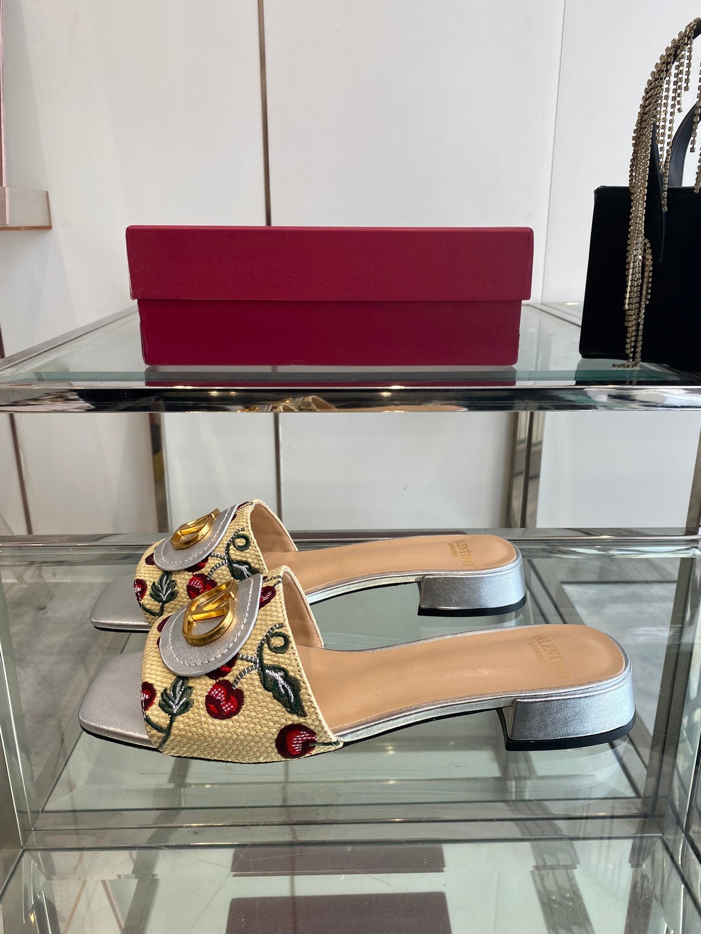 VLTN HIGH HEEL 25S 30 MM IN BEIGE FABRIC AND SILVER LAMBSKIN WITH EMBROIDERED CHERRY MOTIF - 34