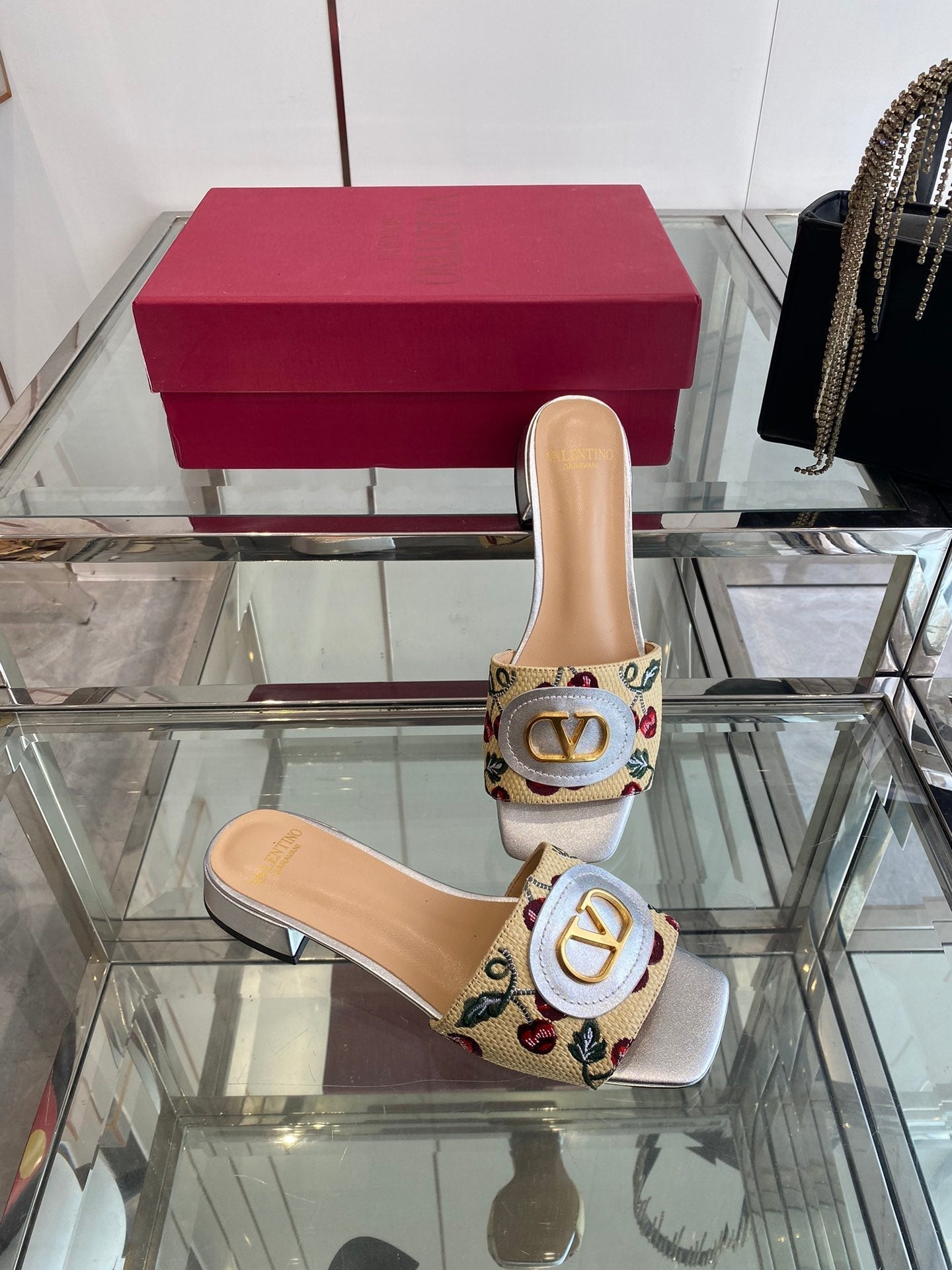 VLTN HIGH HEEL 25S 30 MM IN BEIGE FABRIC AND SILVER LAMBSKIN WITH EMBROIDERED CHERRY MOTIF - 34