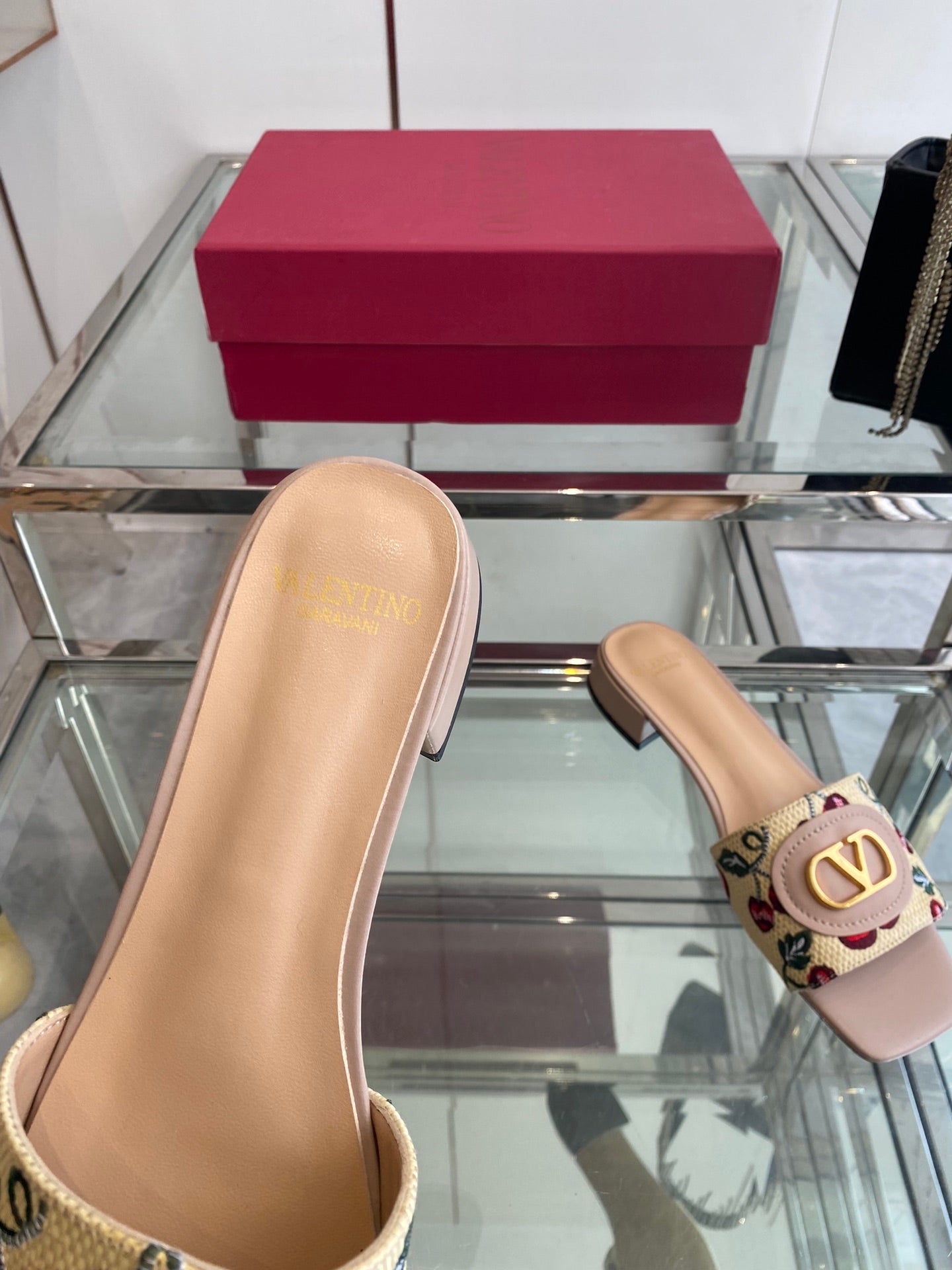 VLTN HIGH HEEL 25S 30 MM IN BEIGE FABRIC AND MUTED PINK LAMBSKIN WITH EMBROIDERED CHERRY MOTIF - 34
