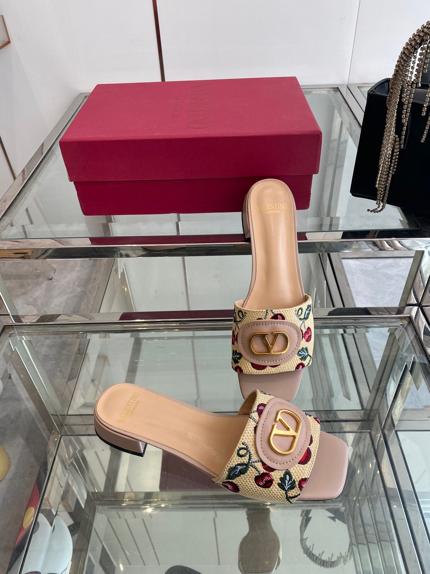 VLTN HIGH HEEL 25S 30 MM IN BEIGE FABRIC AND MUTED PINK LAMBSKIN WITH EMBROIDERED CHERRY MOTIF - 34