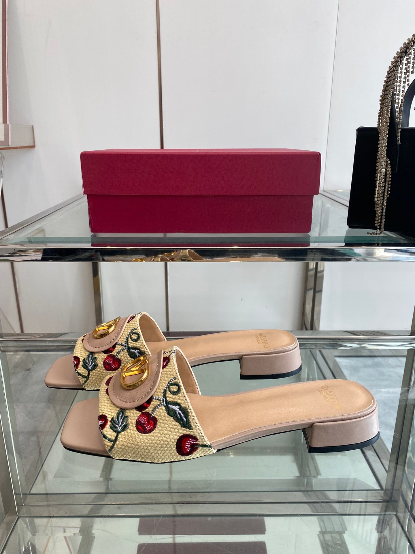VLTN HIGH HEEL 25S 30 MM IN BEIGE FABRIC AND MUTED PINK LAMBSKIN WITH EMBROIDERED CHERRY MOTIF - 34