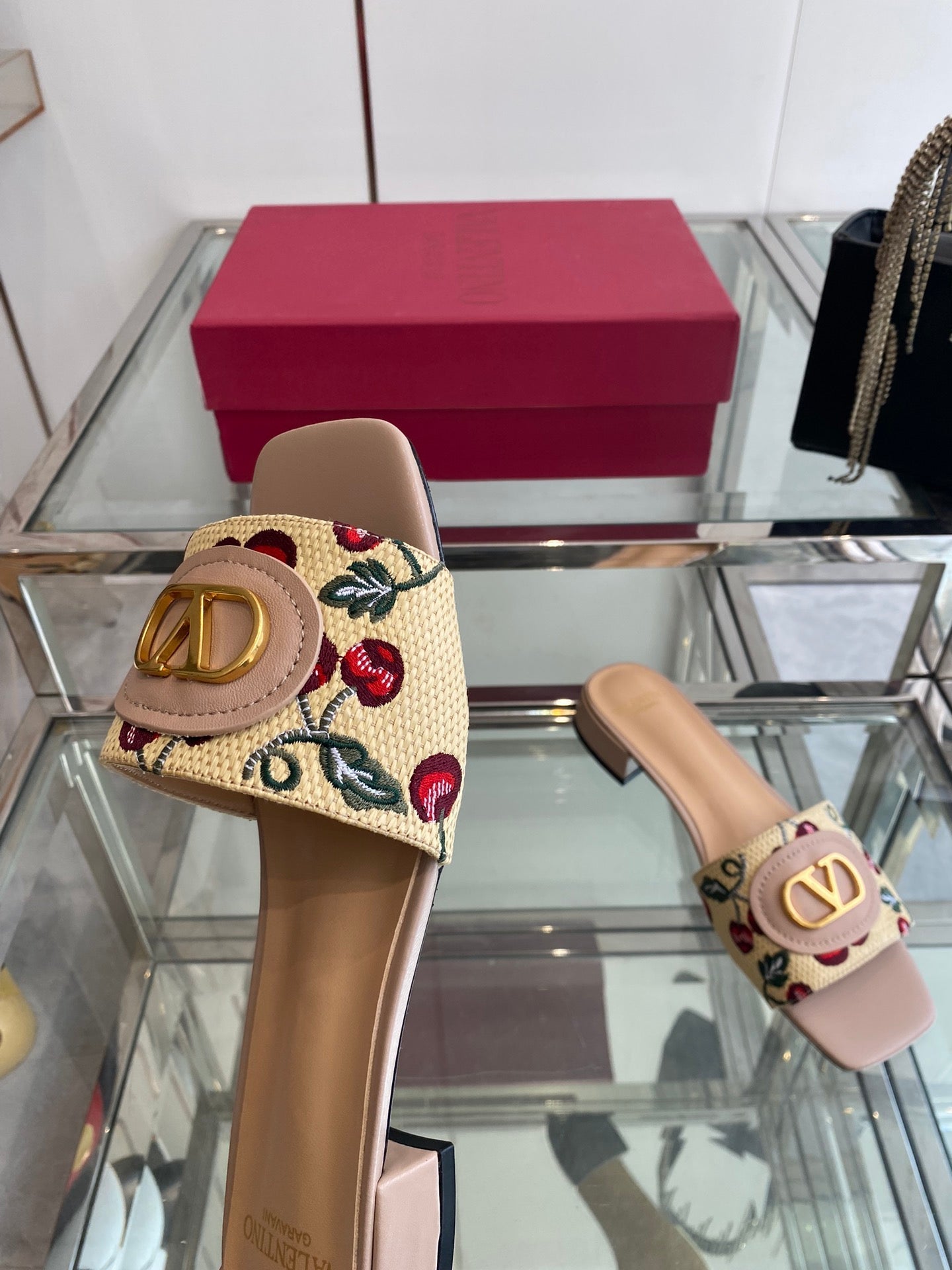 VLTN HIGH HEEL 25S 30 MM IN BEIGE FABRIC AND MUTED PINK LAMBSKIN WITH EMBROIDERED CHERRY MOTIF - 34