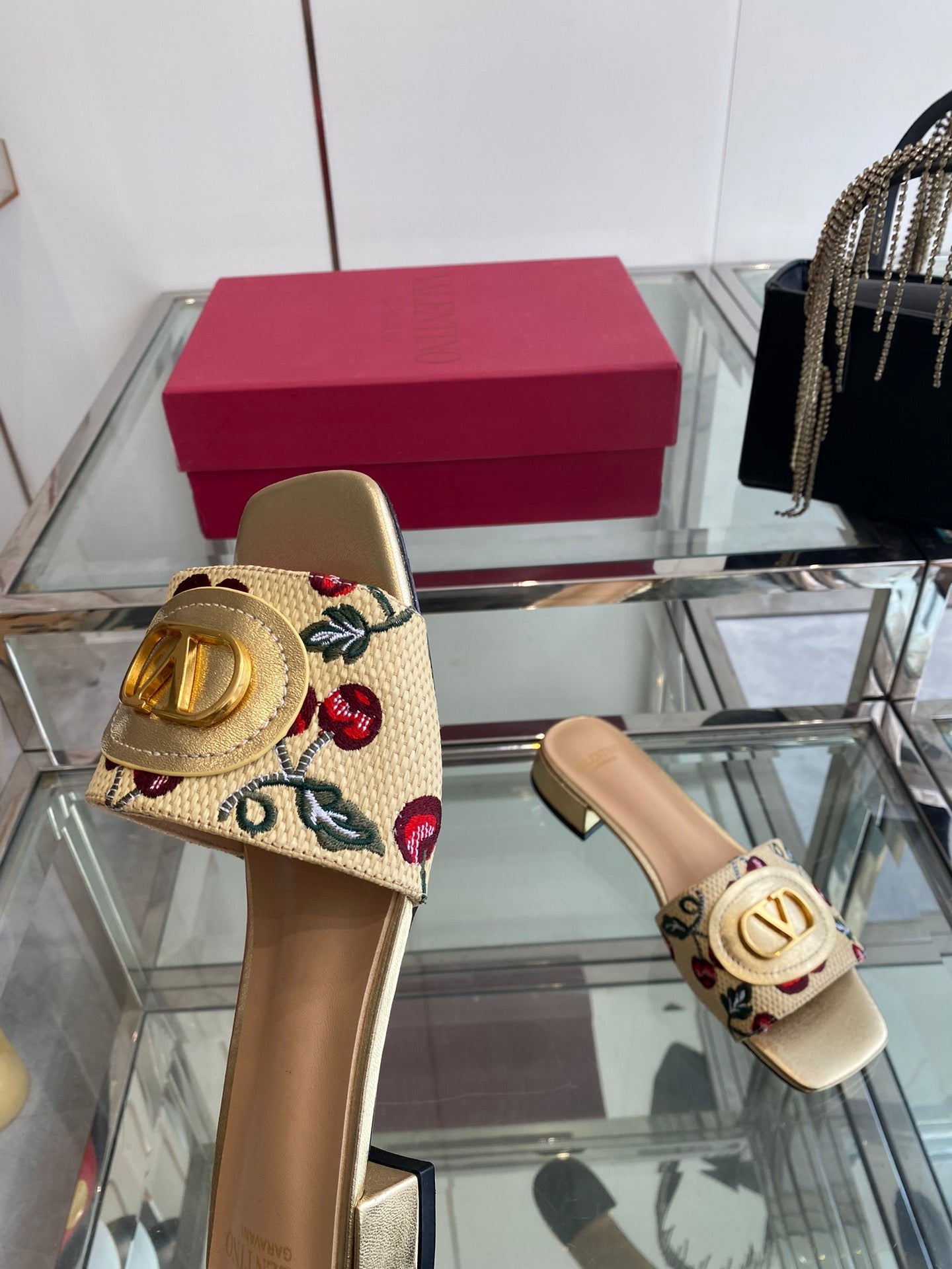 VLTN HIGH HEEL 25S 30 MM IN BEIGE FABRIC AND GOLD LAMBSKIN WITH EMBROIDERED CHERRY MOTIF - 34